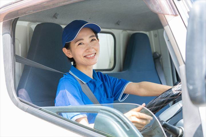 《常総市》週払いOK・4ｔワイドロング車での乳製品のセンター間配送ドライバー！（Web面接OK・週休2日）