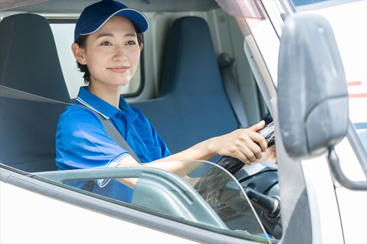 《入間市》週払いOK・4ｔ車でのスーパーへの惣菜の配送ドライバー！（Web面接OK・高時給）