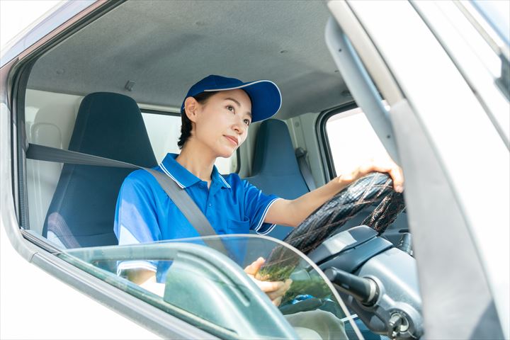 《一宮市》週払いOK・2ｔ車での自動販売機への飲料の配送ドライバー！（Web面接OK・高時給）