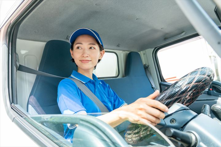 《横浜市鶴見区》週払いOK・3ｔ車でのチルド食品の店舗配送ドライバー！（週休2日・日勤）