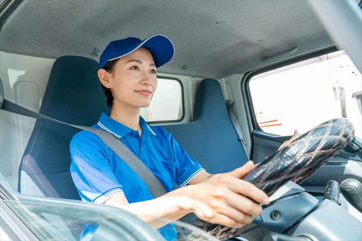 《西宮市》週払いOK・3ｔ車でのコンビニへのチルド食品配送ドライバー！（Web面接OK・ルート配送）