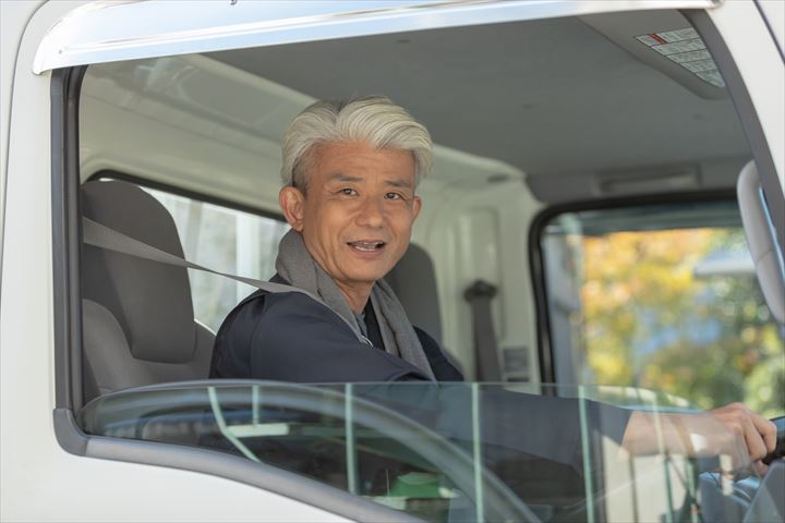 《川崎市川崎区》週払いOK・4ｔ車での倉庫や市場への生鮮品の配送ドライバー！（Web面接OK・週休2日）