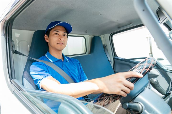 《江東区》週払いOK・4ｔ車での食材のセンター間配送ドライバー！（週休2日・高収入）