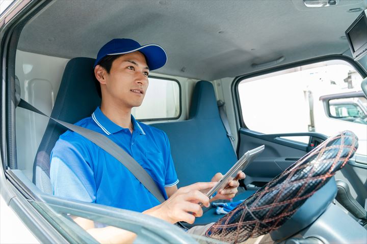 《佐賀市》週払いOK・2ｔ車での企業向け一般貨物の集配ドライバー！（土日祝休み・日勤）