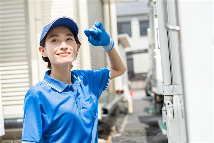 《さいたま市岩槻区》週払いOK・3ｔ車での冷凍食品のコンビニ配送ドライバー！（Web面接OK・週休2日）