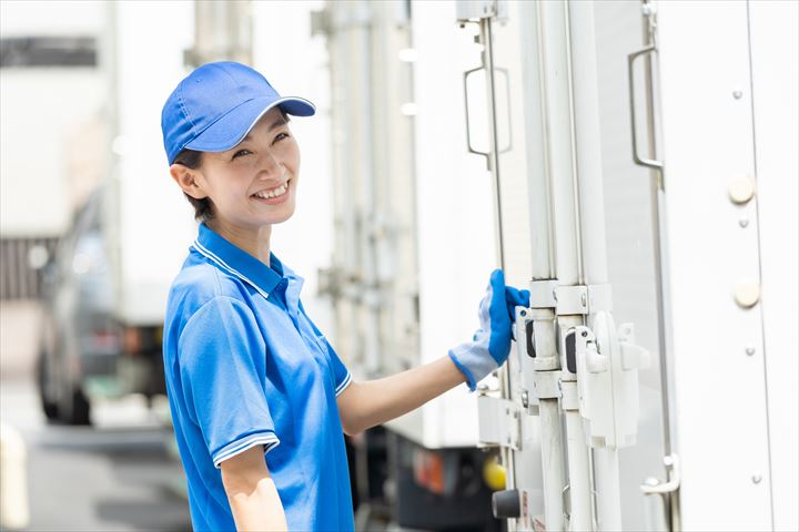 《三郷市》週払いOK・3ｔ車での食品や雑貨のコンビニ配送ドライバー！（Web面接OK・高時給）