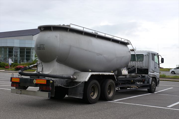 《水戸市》週払いOK・3ｔ～4ｔ車でのエンジンオイルの輸送ドライバー（シニア活躍・高時給）