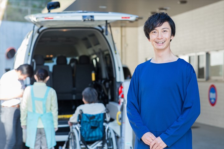 《大田区》週払いOK・ハイエースでのデイサービス利用者の送迎ドライバー！（週休2日・シニアOK）