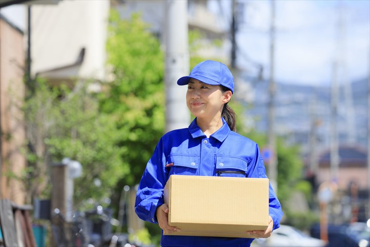 《太田市》週払いOK・4ｔ車での自動車部品のセンター間配送ドライバー！（運転中心・土日休み・日勤帯）