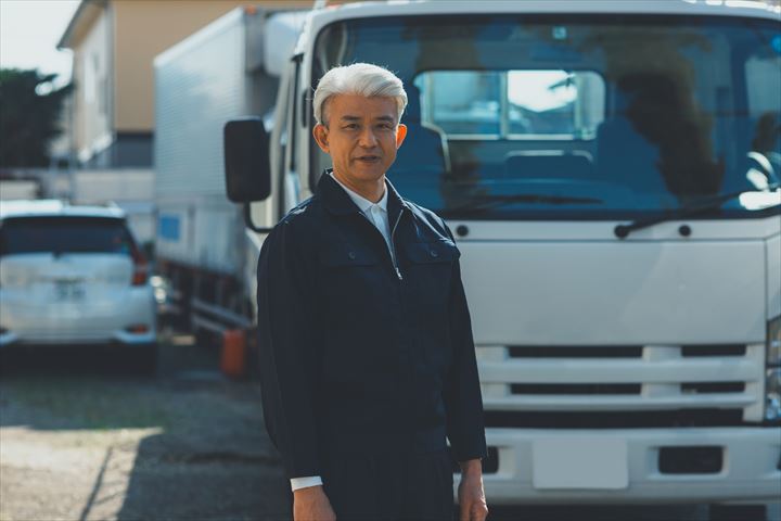 《豊田市》週払いOK・4ｔ車での工場への自動車部品の配送ドライバー！（高収入・土日祝休み）