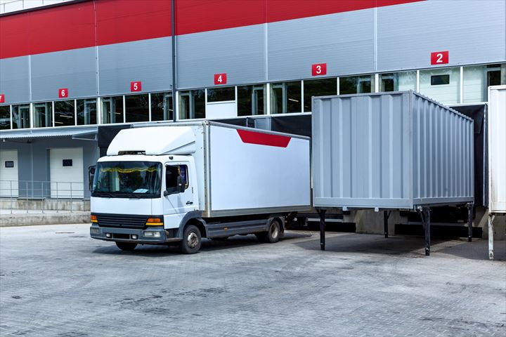 《八王子市》週払いOK・4ｔ車でのセンターへのカット野菜の配送ドライバー！（Web面接OK・高収入）