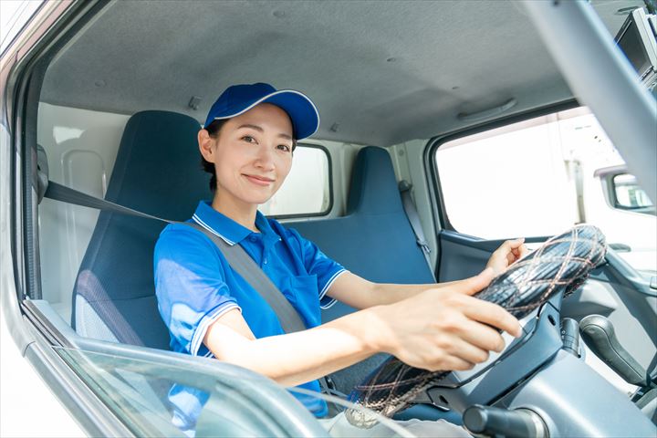 《千葉市美浜区》週払いOK・4ｔ車でのチルド品のセンター間配送ドライバー！（Web面接OK・カゴ使用）