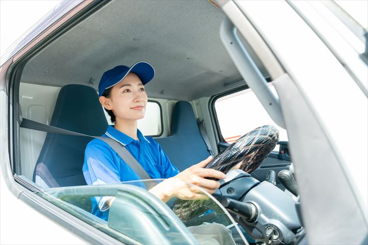 《江東区》週払いOK・2ｔ車での雑貨品の店舗配送ドライバー！（高時給・曜日固定休み）