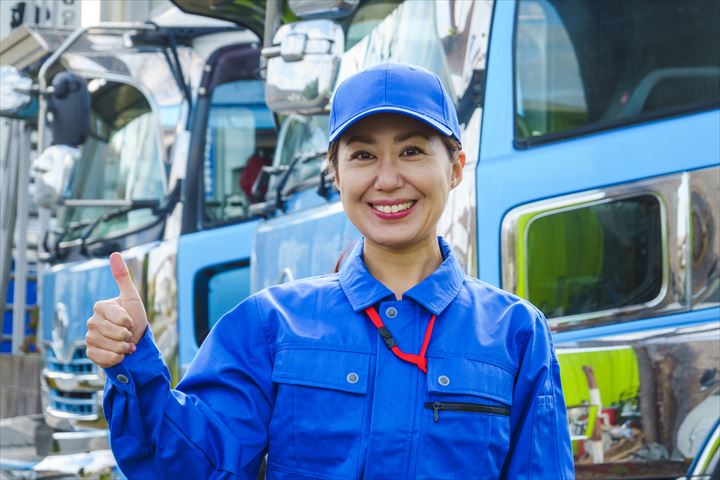 《久世郡久御山町》週払いOK・大型車での食品のセンター間配送ドライバー！（週休2日・残業ほぼなし）