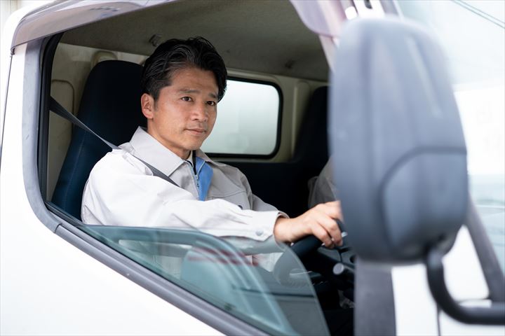 《八尾市》週払いOK・4ｔ車での企業への一般貨物の集配ドライバー！（Web面接OK・土日祝休み）