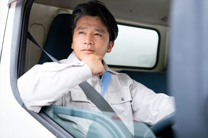 《宇都宮市》週払いOK・4ｔ増トン車での3温帯食品の店舗配送ドライバー！（Web面接OK・超高収入）