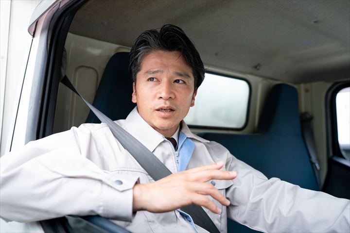 《京都市伏見区》週払いOK・4ｔアームロール車での産業廃棄物の運搬ドライバー！（Web面接OK・高時給）