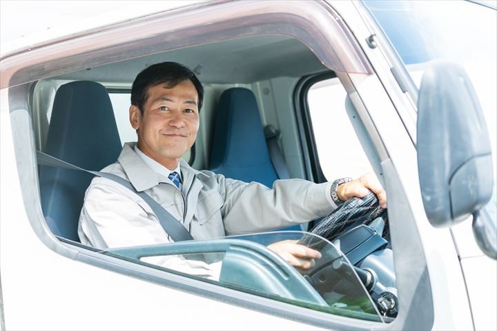 《愛西市》週払いOK・3ｔ車でのチルド品のコンビニ配送ドライバー！（Web面接OK・未経験OK）