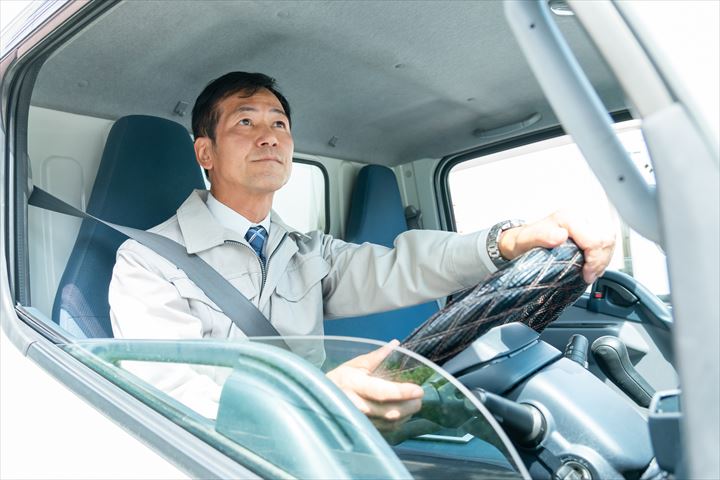 《尼崎市》週払いOK・4ｔ車での企業向け一般貨物の集配ドライバー！（Web面接OK・高時給）
