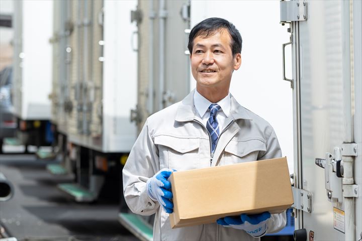 《牧之原市》週払いOK・4ｔ増トン車での食品や日用雑貨の配送ドライバー！（高収入・週休2日）