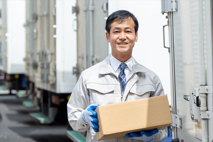 《入間郡三芳町》週払いOK・3ｔ車でのコンビニへの食品ルート配送ドライバー！（週休2日・トラック未経験相談OK）