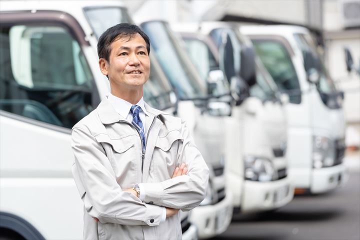 《一宮市》週払いOK・4ｔ車での食料品のセンター間配送ドライバー！（週休2日・日勤）