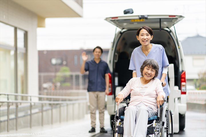 《渋谷区》週払いOK・普通車でのデイサービス利用者の送迎ドライバー！（Web面接OK・週休2日）