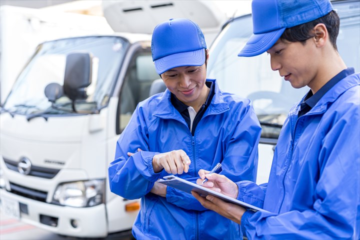 《京都市南区》週払いOK・2ｔ車での衣類や雑貨の店舗配送ドライバー！（土日祝休み・コース固定）