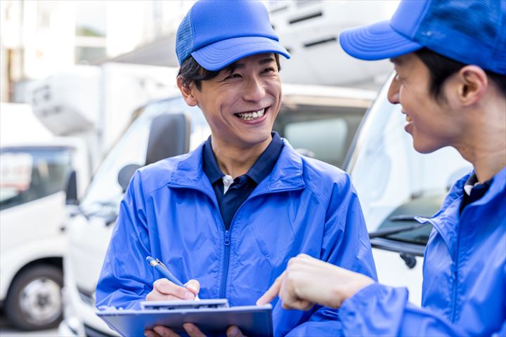 《横浜市瀬谷区》週払いOK・4ｔ車でのドラッグストアへのチルド商品の配送ドライバー！（Web面接OK・週休2日）