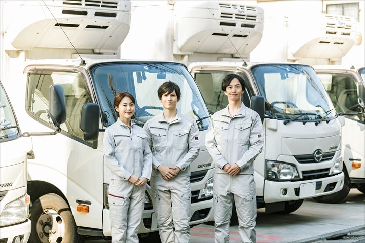 《大阪市住之江区》週払いOK・4ｔ車でのチルド食品の店舗配送ドライバー！（Web面接OK・週休2日）