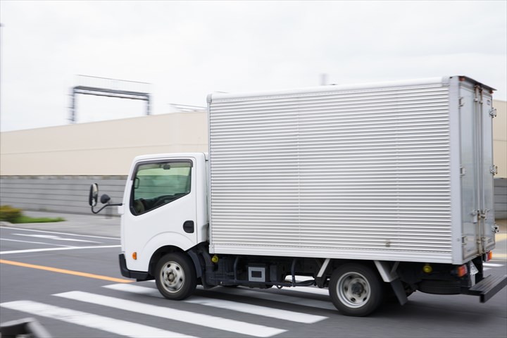 《川越市》週払いOK・2ｔ車での修理工場などへの自動車部品の配送ドライバー！（Web面接OK・高収入）