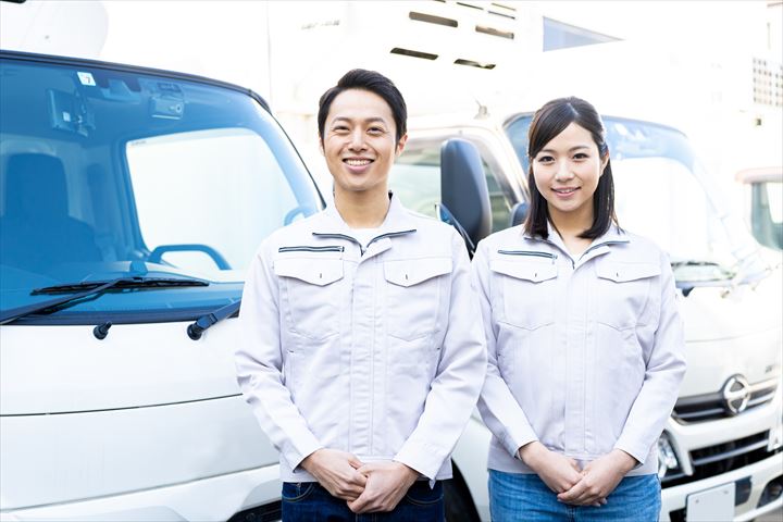 《三島市》週払いOK・3ｔ箱車での飲料品の店舗配送ドライバー！（週休2日・日勤）