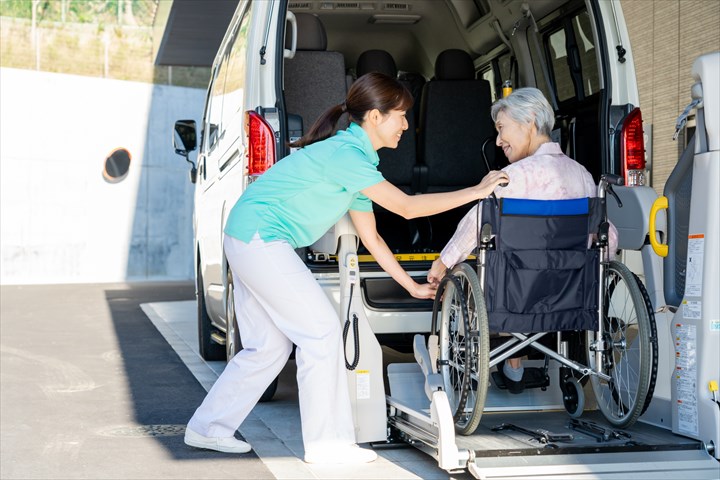 《神戸市東灘区》週払いOK・普通車での施設利用者の送迎ドライバー！（土日祝休み・AT限定OK）