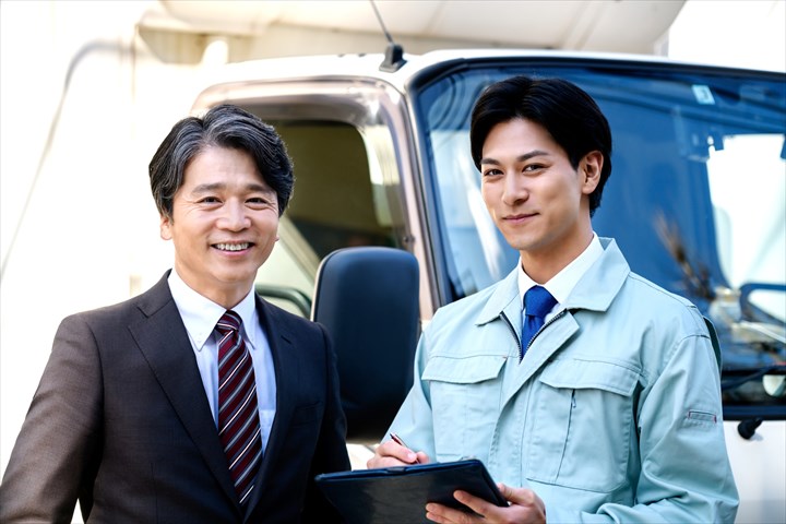 《大阪市住之江区》週払いOK・3ｔ～4ｔワイド車でホテルへのリネン品の集配ドライバー！（Web面接OK・安定収入）