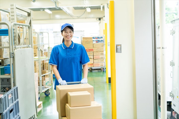 《名古屋市港区》週払いOK・2ｔ車でのチルド商品の店舗配送ドライバー！（未経験歓迎・シニア活躍中）