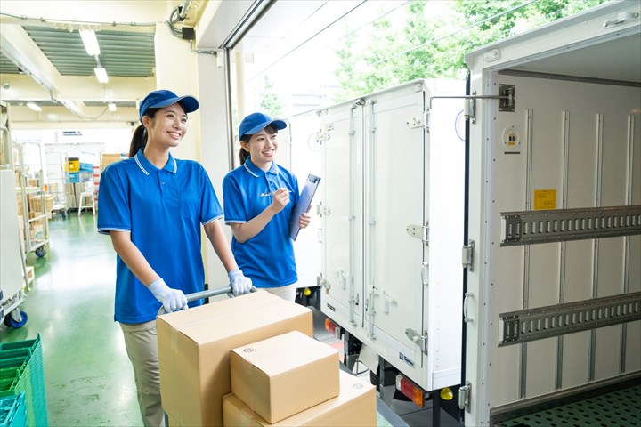 《柏市》週払いOK・4ｔ車での食品や飲料のセンター間配送ドライバー！（高収入・土日休み）