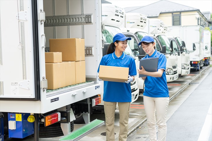 《厚木市》週払いOK・4ｔ車での大学や病院等への資材の配送ドライバー！（超高時給・負担少なめ）