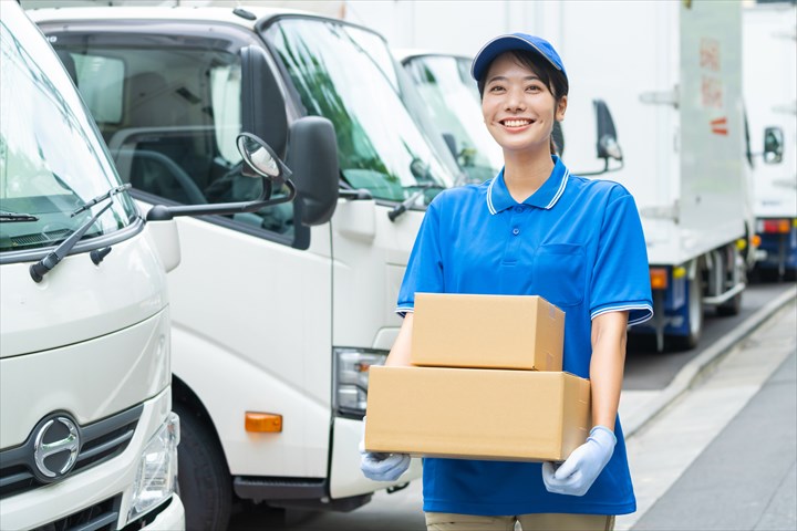 《藤枝市》週払いOK・4ｔ車での食品工場への梱包資材配送ドライバー！（土日祝休み・日勤）