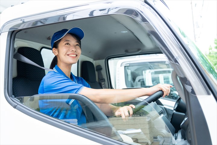 《江戸川区》週払いOK・4ｔ車での食品全般の店舗、センター間集配ドライバー！（週休2日・高収入）