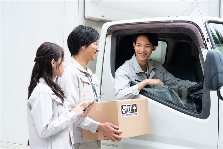 《練馬区》週払いOK・2ｔ車でのコンビニへのお弁当配送ドライバー！（Web面接OK・ルート配送）