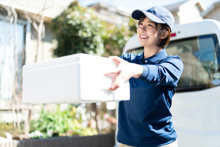 《京都市伏見区》週払いOK・普通車での施設などへのお弁当の配送ドライバー！（Web面接OK・土日のみ）