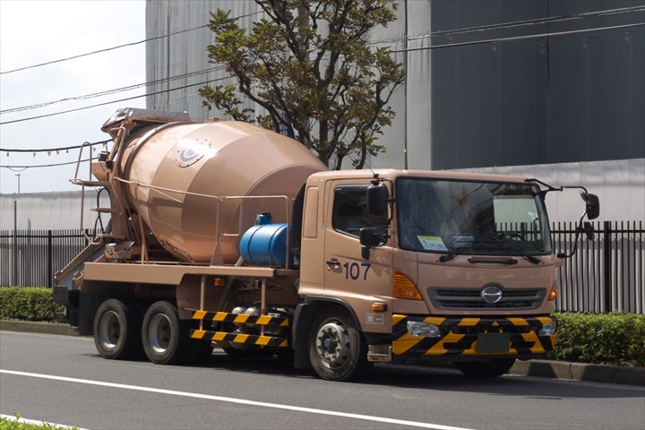 《さいたま市見沼区》週払いOK・大型ミキサー車での工場への生コン運搬ドライバー！（高収入・曜日固定休み）