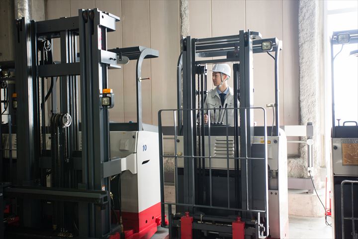 《足立区》週払いOK・フォークリフトを使用した青果の入出庫作業スタッフ！（高時給・駅チカ）