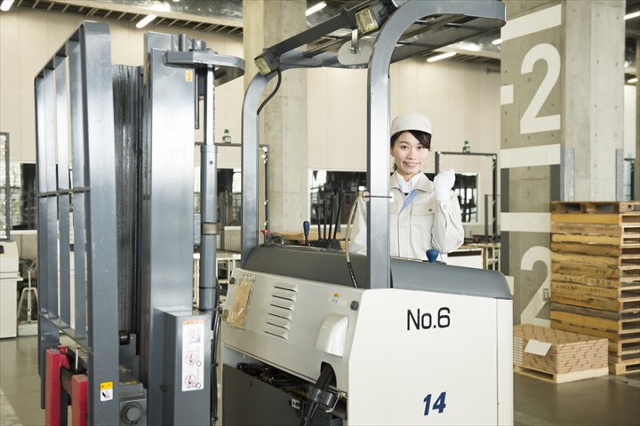 《岡山市北区》週払いOK・倉庫内にてフォークリフトを使用した一般貨物の入出庫作業スタッフ！（土日祝・シニア活躍中）