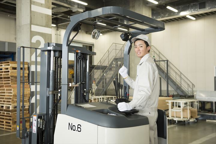 《堺市堺区》週払いOK・リーチフォークを使用した常温倉庫内での入出庫作業スタッフ！（Web面接OK・短時間）