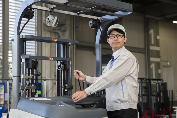 《高座郡寒川町》週払いOK・リーチフォークを使用したパン原料の棚入れ、棚出し作業スタッフ！（Web面接OK・高収入）