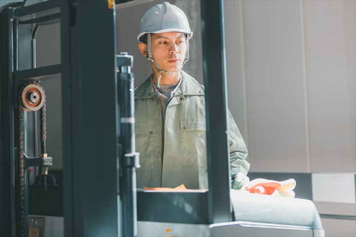 《春日部市》週払いOK・フォークリフトでの食料品の入出庫作業スタッフ！（土日休み・日勤）