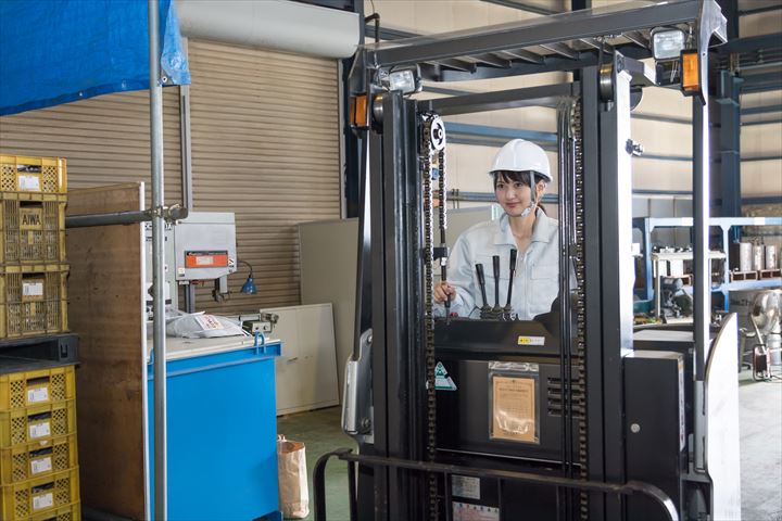 《大阪市住之江区》週払いOK・フォークリフトを使用したお菓子の入出庫作業スタッフ！（日祝休み・高時給）