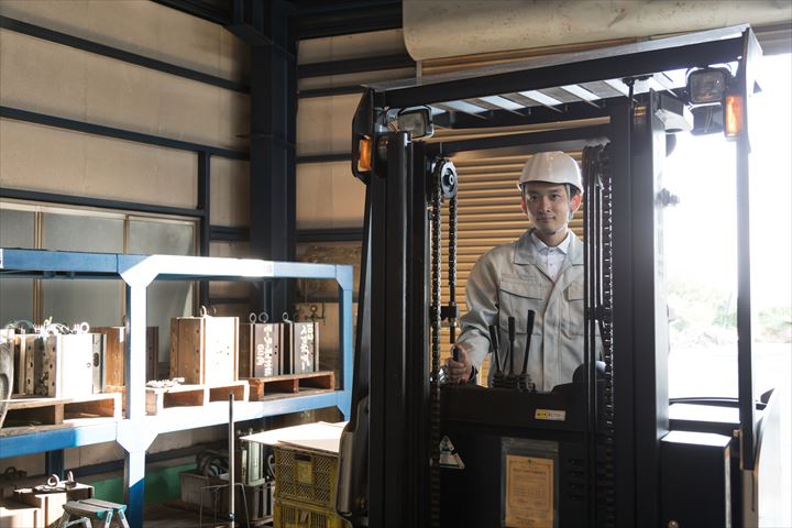 《和泉市》週払いOK・リーチフォークを使用した牛乳の入出庫作業スタッフ！（日勤帯・高収入）