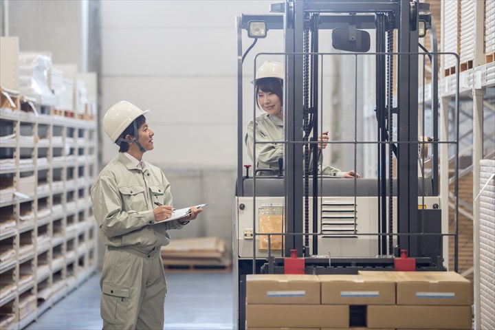 《大阪市住之江区》週払いOK・リーチフォークでのお菓子類の入出庫作業スタッフ！（日勤・週休2日）